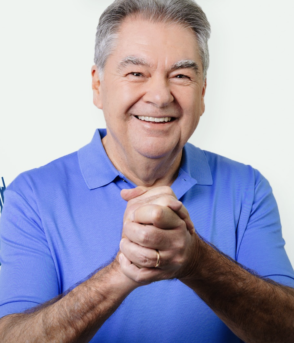 Lindolfo Pires sorrindo com as mãos unidas